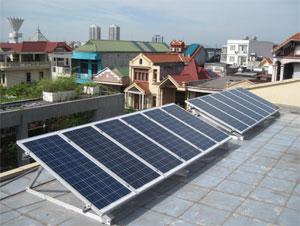 12 tấm pin năng lượng mặt trời của nhà ông Nguyễn Đình Lưu.